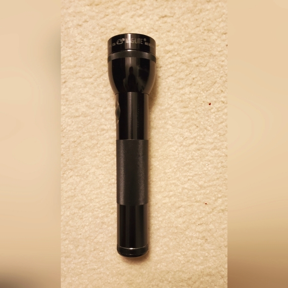 Genuine Mag-Lite 10" Excellent Condition No Scratches On Inspection Working - Picture 1 of 12